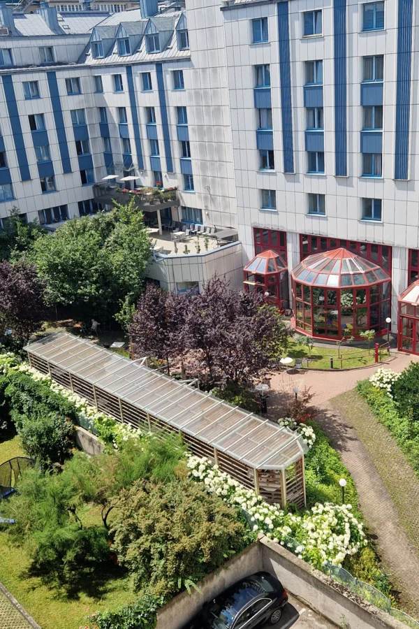 Blick in den grünen Innenhof