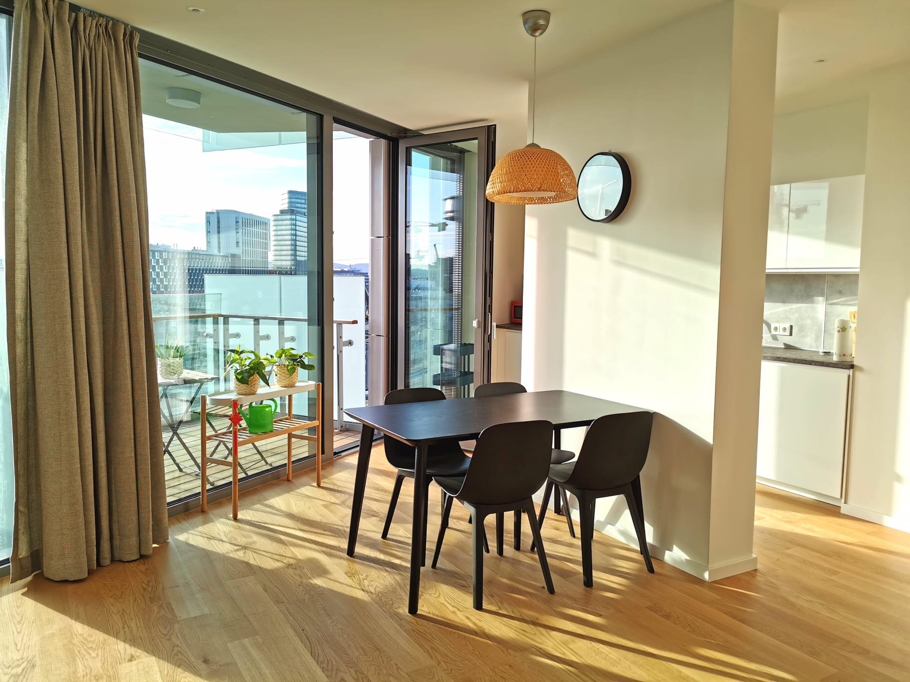 Bright dining area with balcony & city view – 2-room apartment, short-term rental, temporary housing for 1 to 6 months in Vienna