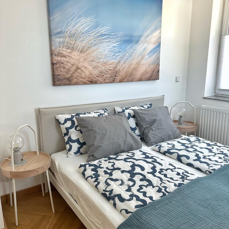 Helles Schlafzimmer mit Doppelbett & modernem Dekor – 2-Zimmer-Wohnung zur Kurzzeitmiete Salzburg, 1–6 Monate