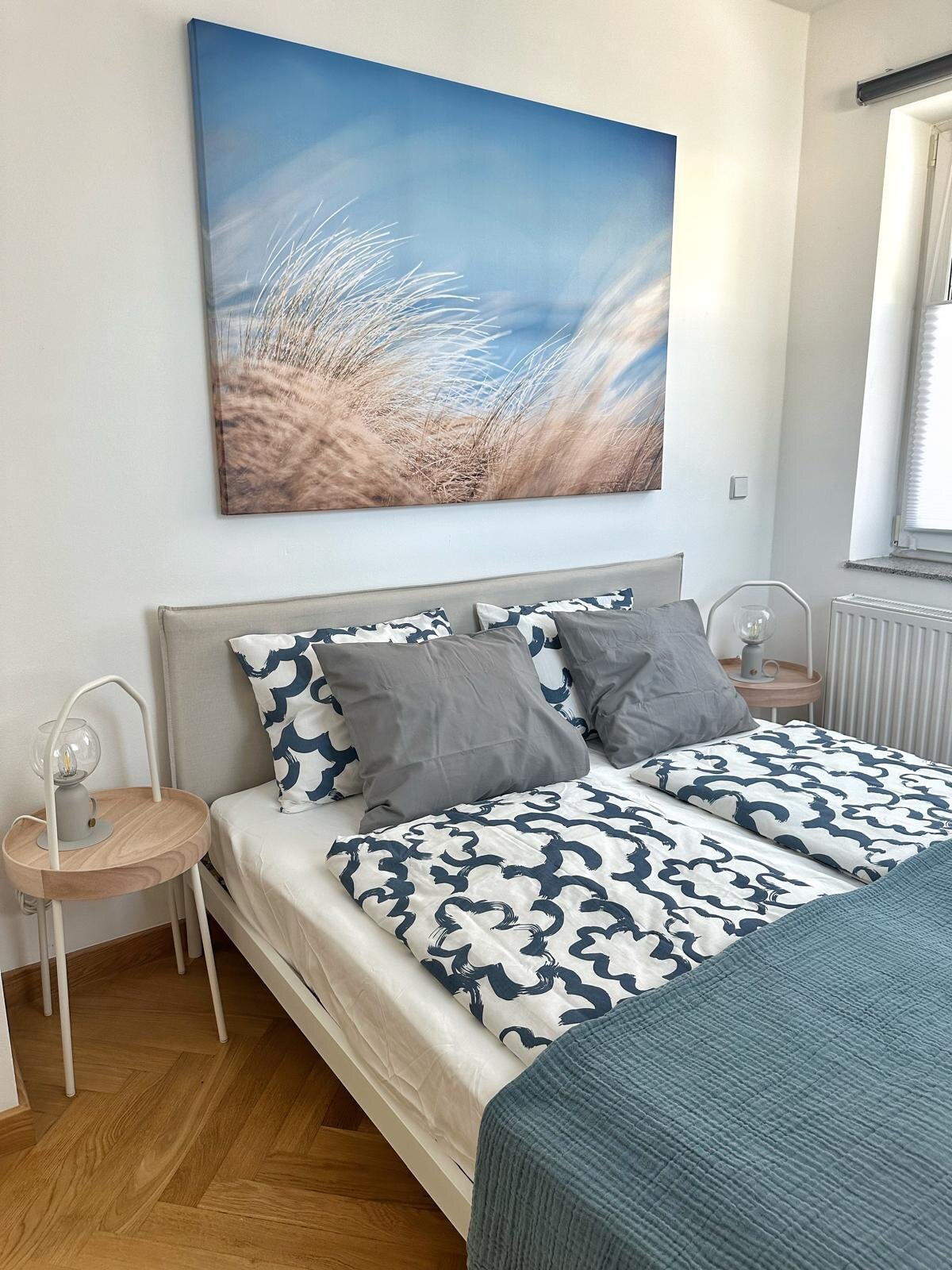 Helles Schlafzimmer mit Doppelbett & modernem Dekor – 2-Zimmer-Wohnung zur Kurzzeitmiete Salzburg, 1–6 Monate