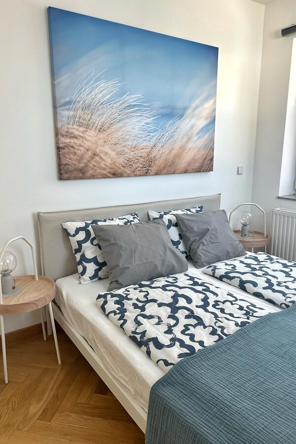Helles Schlafzimmer mit Doppelbett & modernem Dekor – 2-Zimmer-Wohnung zur Kurzzeitmiete Salzburg, 1–6 Monate