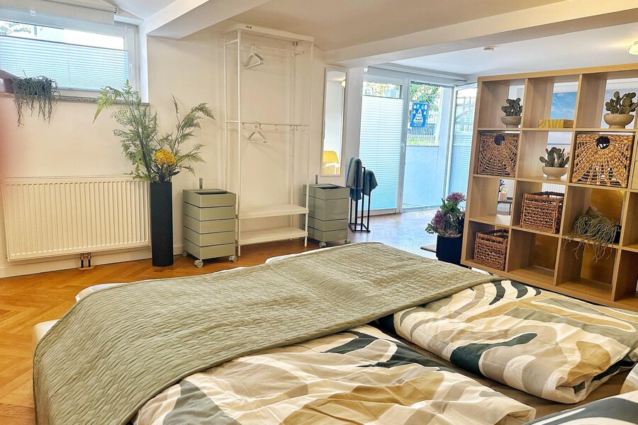 Im Kellergeschoß befindet sich ein größzügiges Schlafzimmer mit 