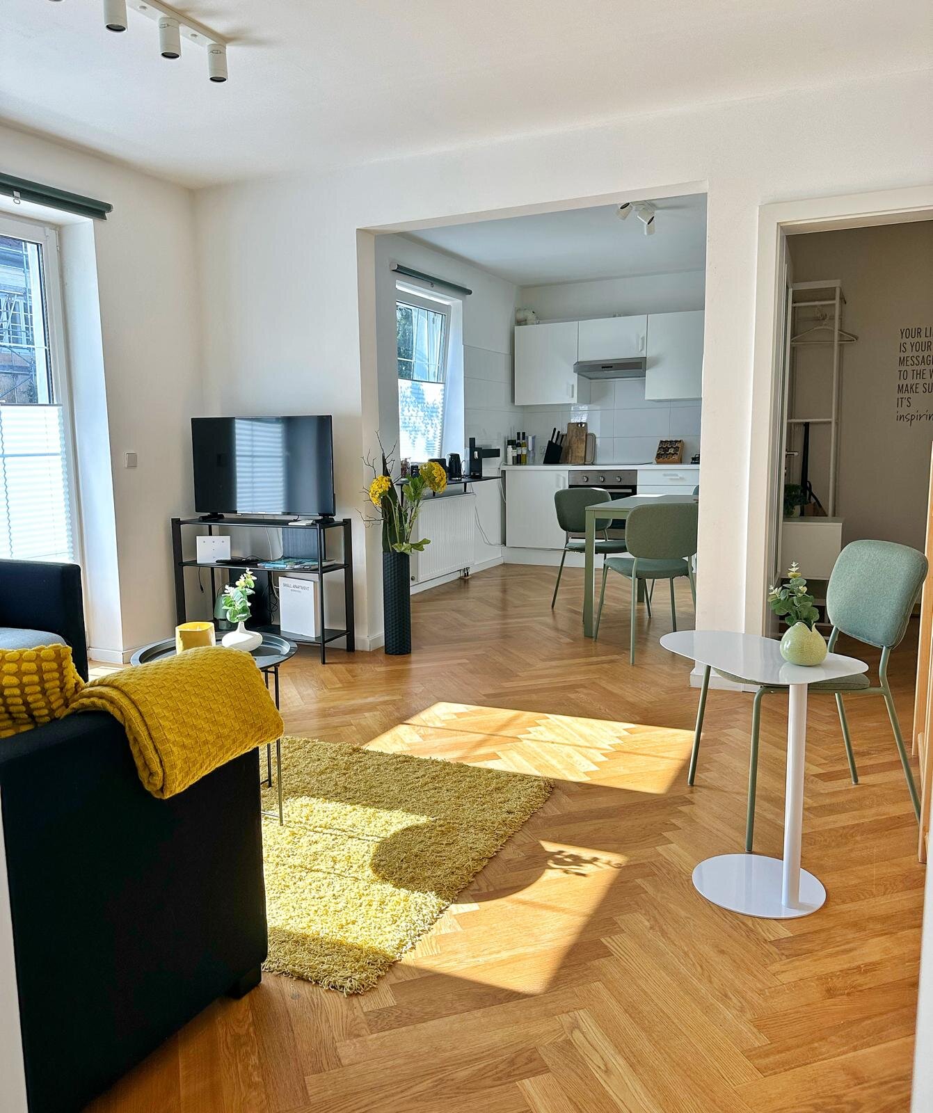 Gesamtüberblick über Wohn- und Ess/Kochbereich