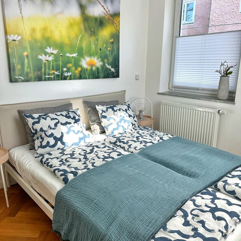 helles Schlafzimmer im oberen Stockwerk