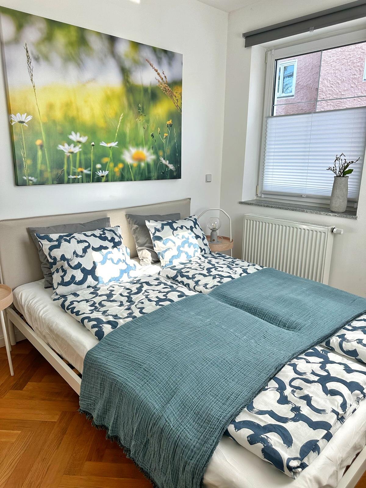 helles Schlafzimmer im oberen Stockwerk