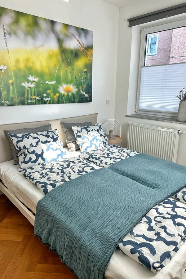 helles Schlafzimmer im oberen Stockwerk