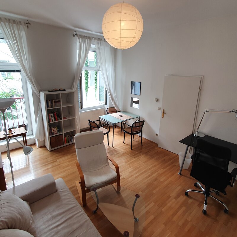 Helles Wohnzimmer mit Arbeitsbereich – 2-Zimmer Wohnung zur Kurzzeitmiete, Wohnen auf Zeit für 1 bis 6 Monate in Wien
