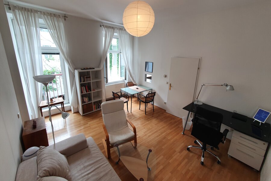 Helles Wohnzimmer mit Arbeitsbereich – 2-Zimmer Wohnung zur Kurzzeitmiete, Wohnen auf Zeit für 1 bis 6 Monate in Wien