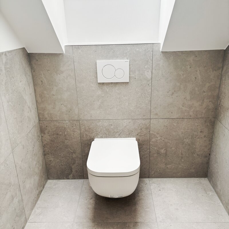 Toilette master bathroom top floor