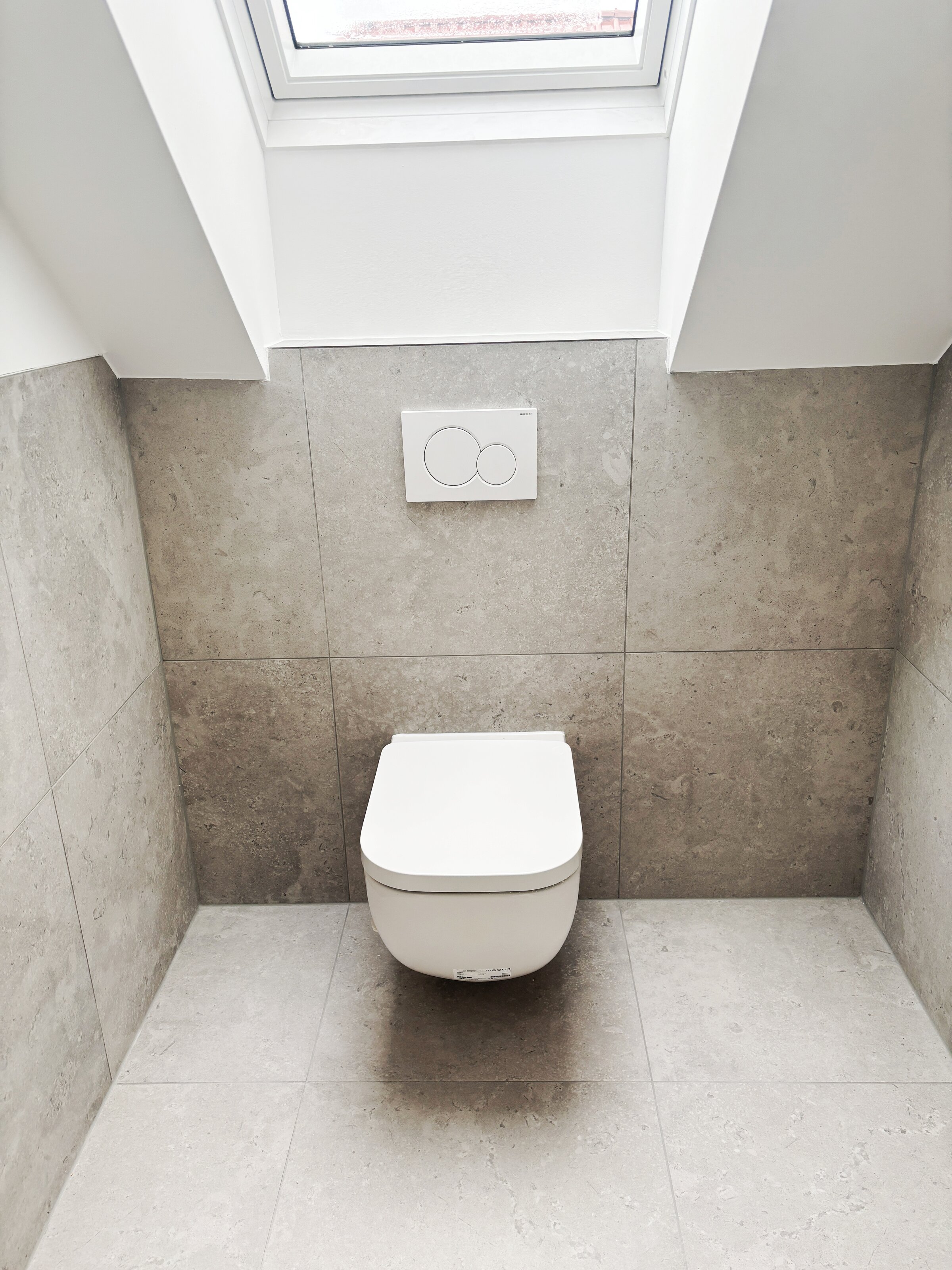 Toilette master bathroom top floor