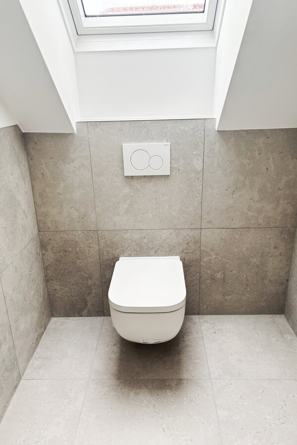 Toilette master bathroom top floor