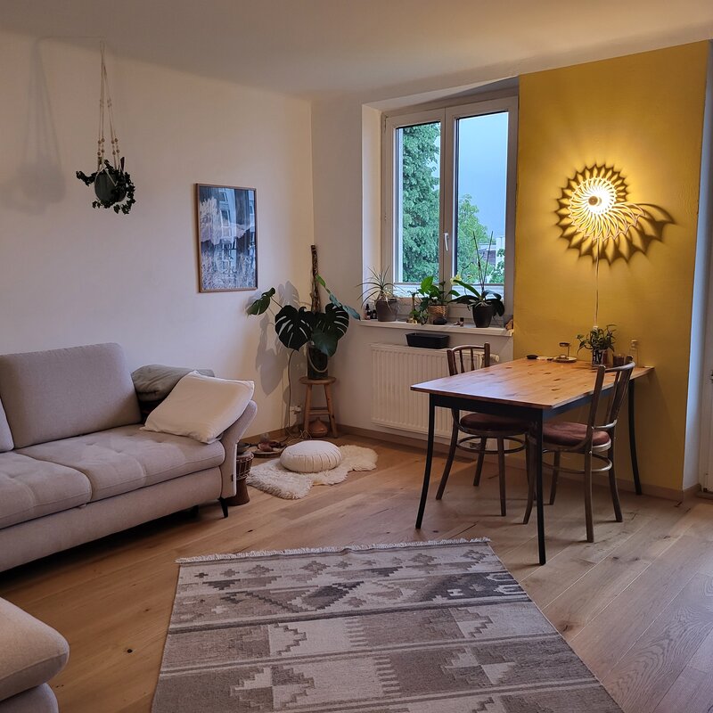 Wohnzimmer mit Schlafcouch | © Inanna Kalthoff