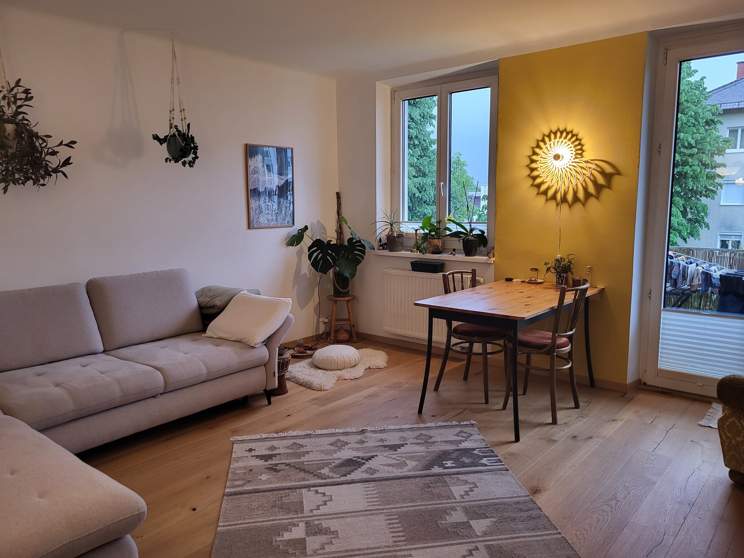 Wohnzimmer mit Schlafcouch | © Inanna Kalthoff