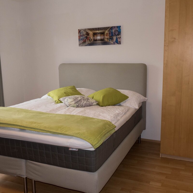 Bright bedroom with double bed – 1-room apartment for short-term rental & temporary housing for 1 to 6 months in Strass im Attergau