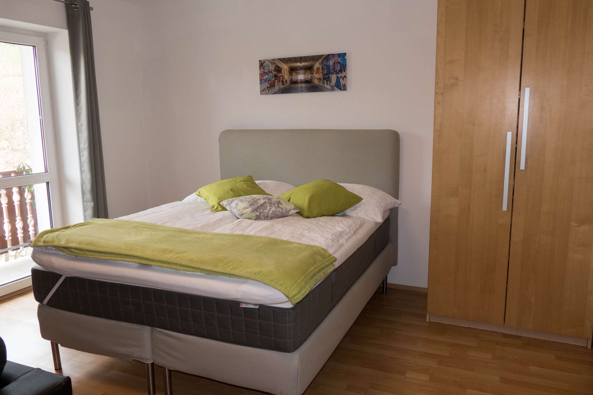 Bright bedroom with double bed – 1-room apartment for short-term rental & temporary housing for 1 to 6 months in Strass im Attergau