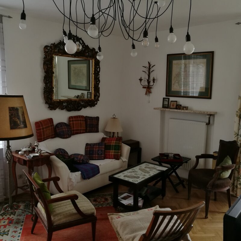 Stilvoll eingerichtetes Wohnzimmer – 4-Zimmer Wohnung zur Kurzzeitmiete & Wohnen auf Zeit für 1 bis 6 Monate in Salzburg