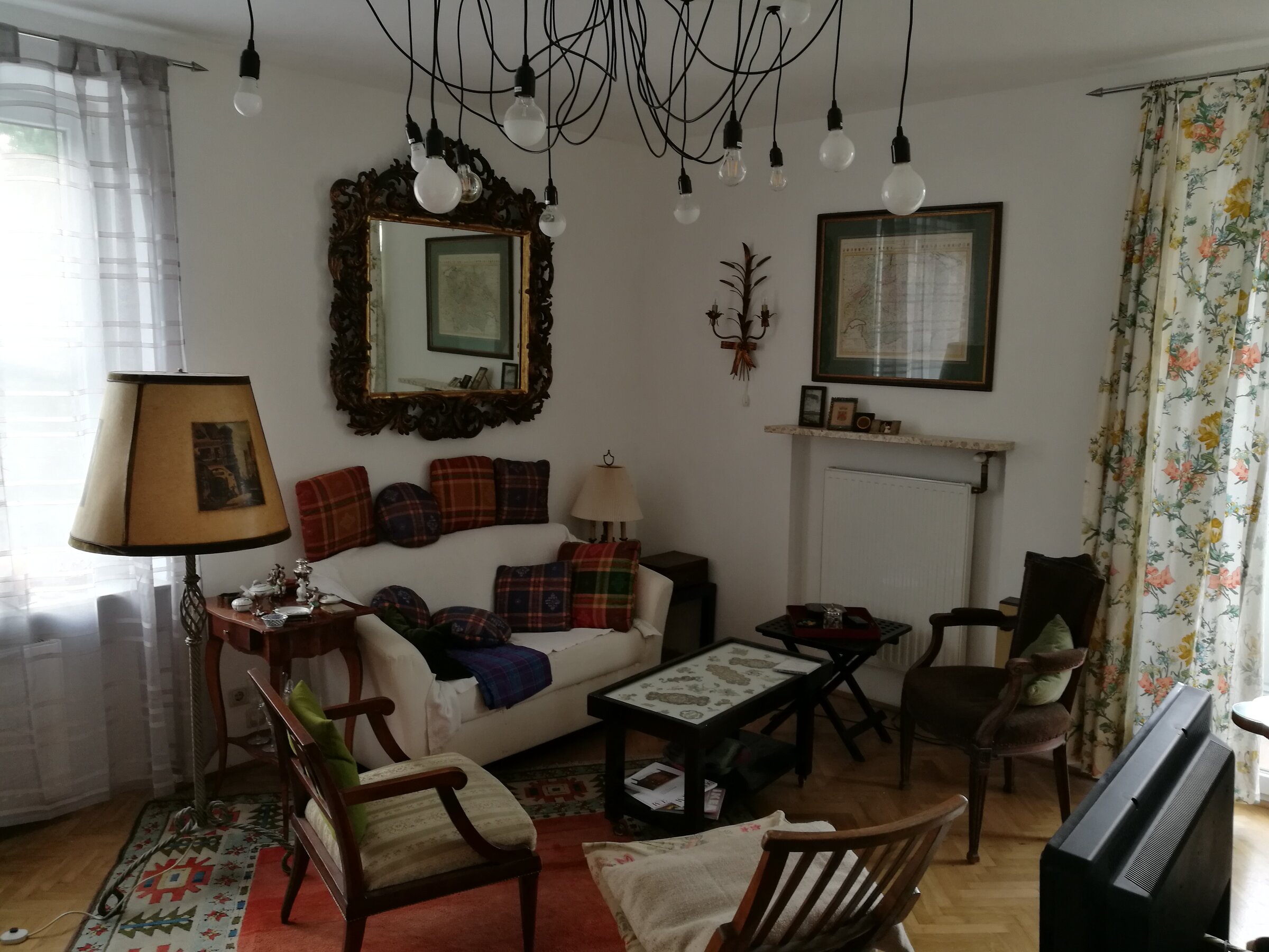 Stilvoll eingerichtetes Wohnzimmer – 4-Zimmer Wohnung zur Kurzzeitmiete & Wohnen auf Zeit für 1 bis 6 Monate in Salzburg