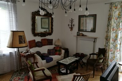 Stilvoll eingerichtetes Wohnzimmer – 4-Zimmer Wohnung zur Kurzzeitmiete & Wohnen auf Zeit für 1 bis 6 Monate in Salzburg