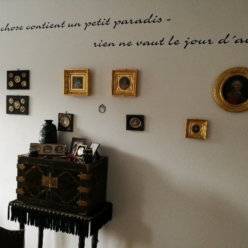 Das Esszimmer mit den Familienportraits