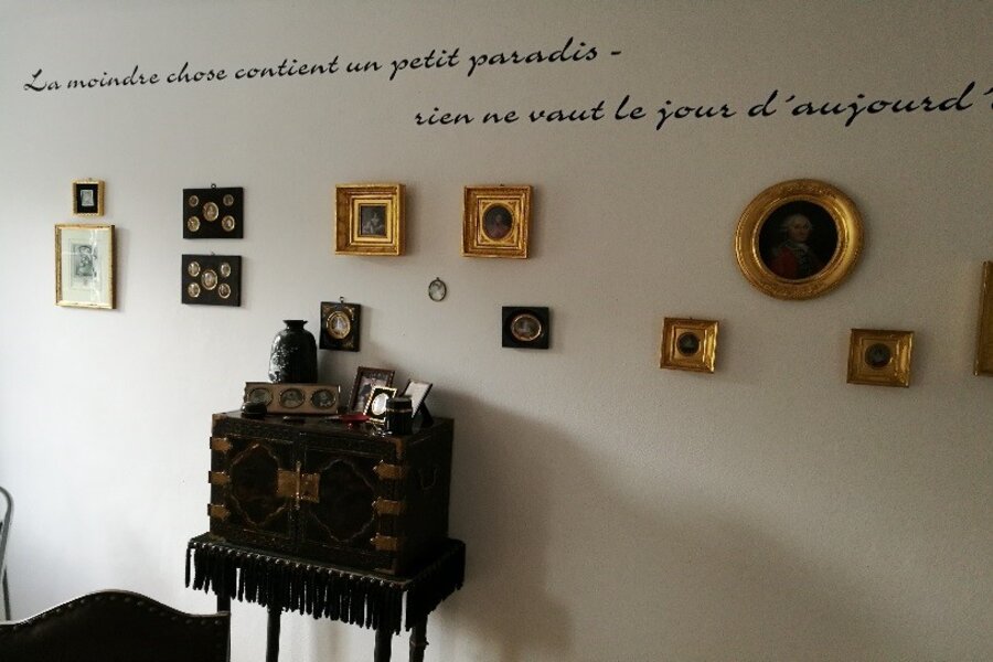 Das Esszimmer mit den Familienportraits