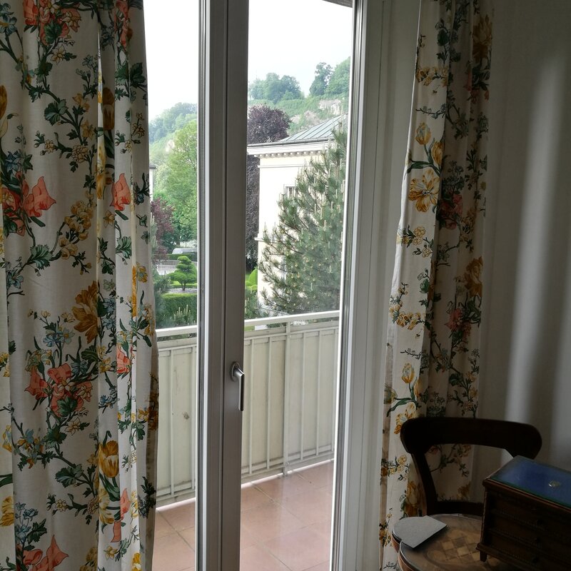 Blick auf den Balkon und von dort auf den Mönchsberg