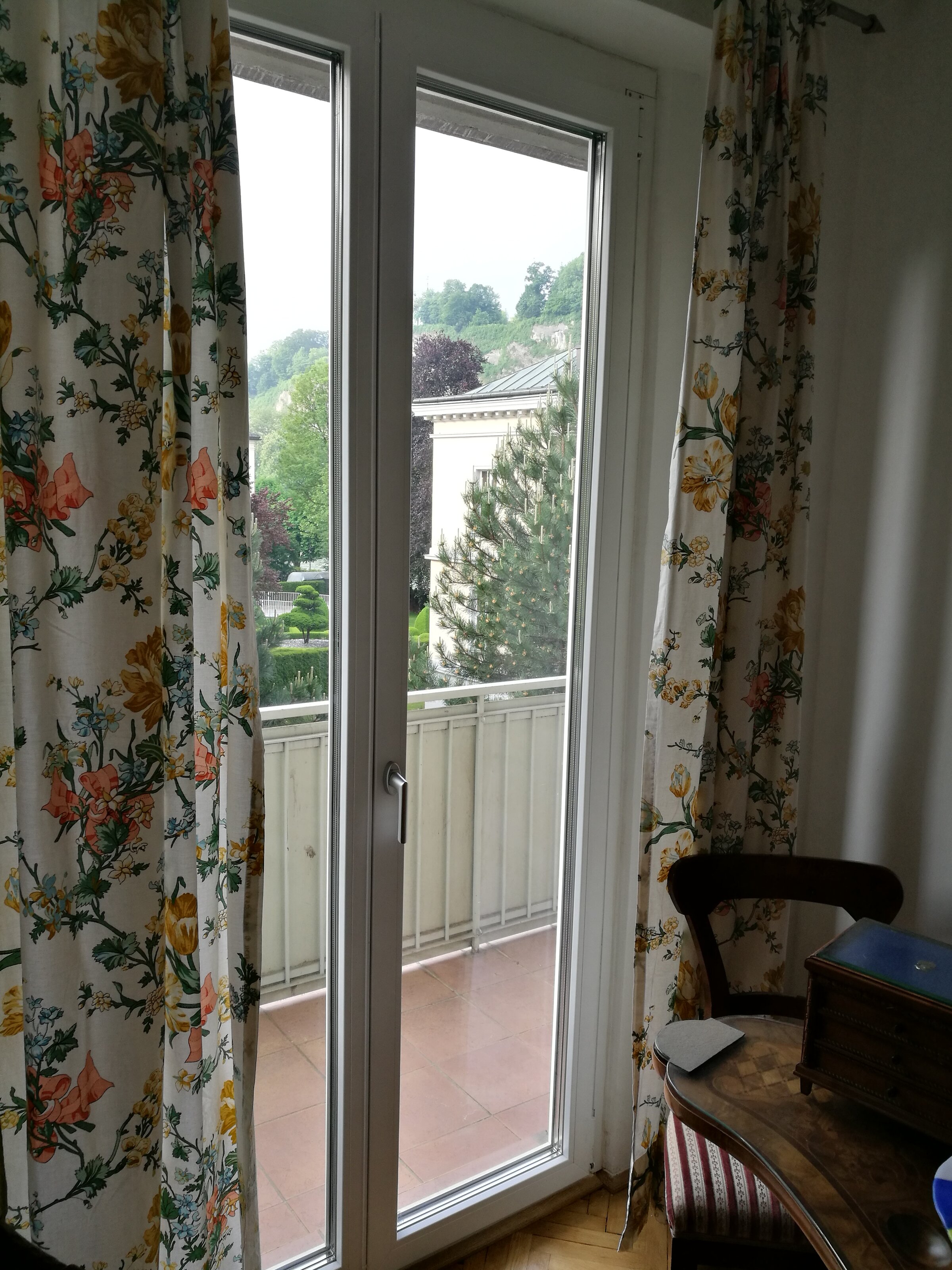 Blick auf den Balkon und von dort auf den Mönchsberg