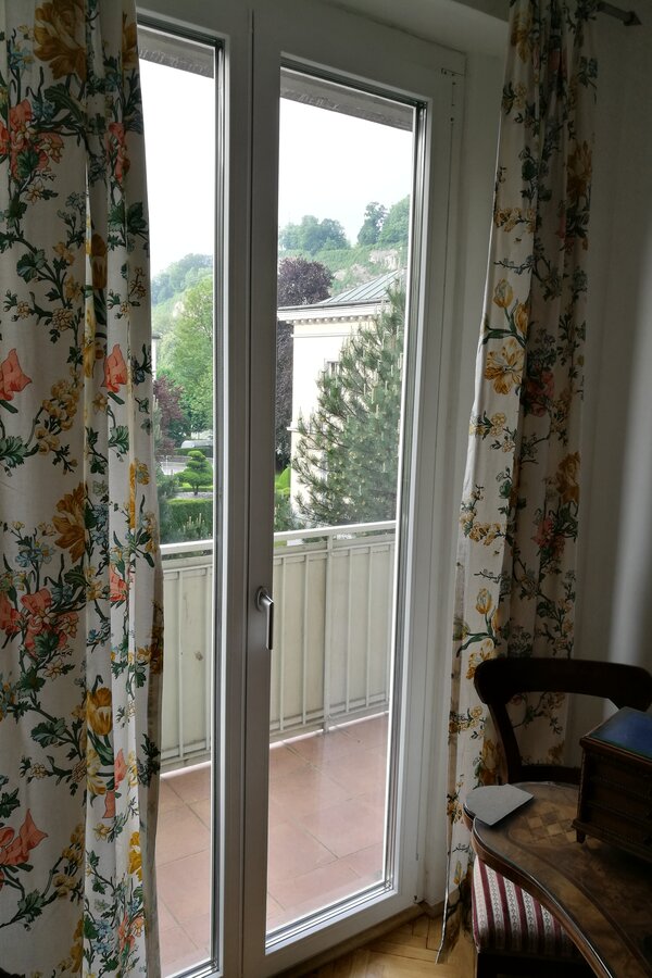 Blick auf den Balkon und von dort auf den Mönchsberg