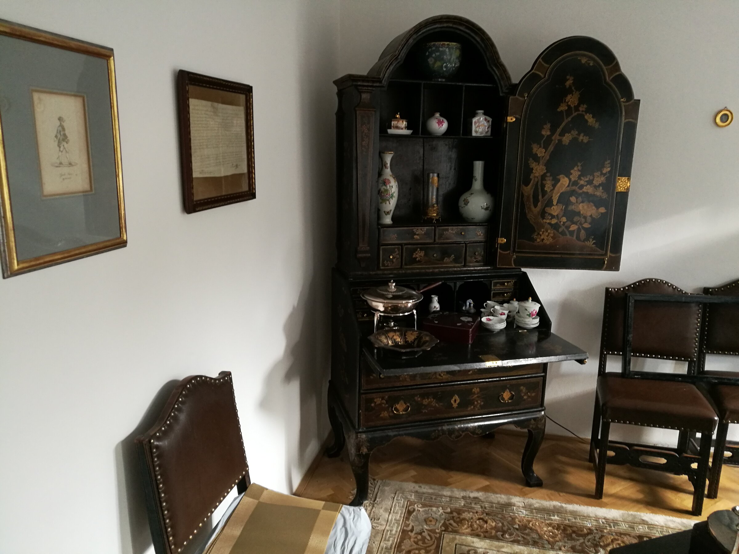 Esszimmer mit sächsischem Chinoiseriesekretär