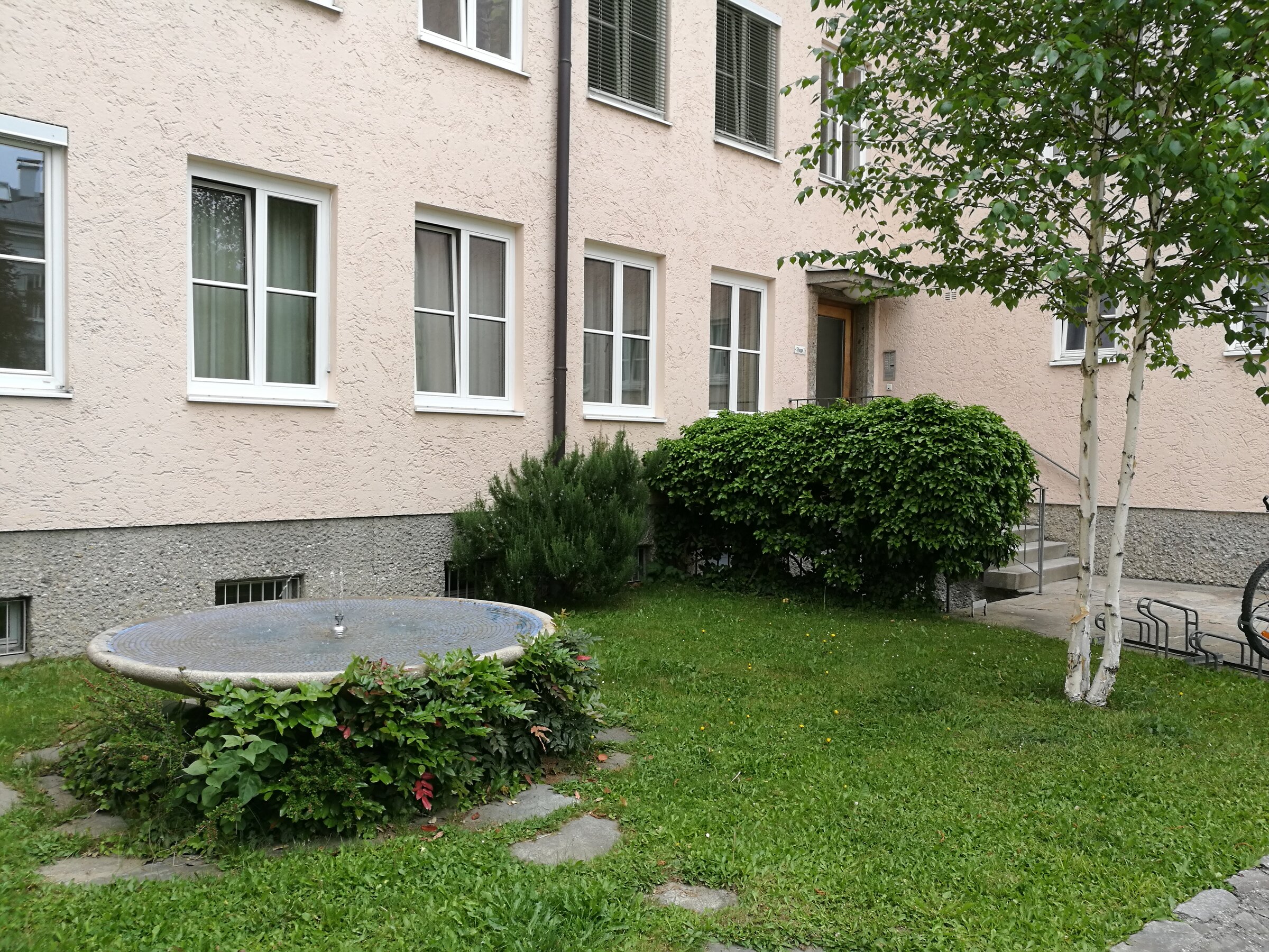 Und zur Beruhigung plätschert ein kleiner Brunnen im Innenhof