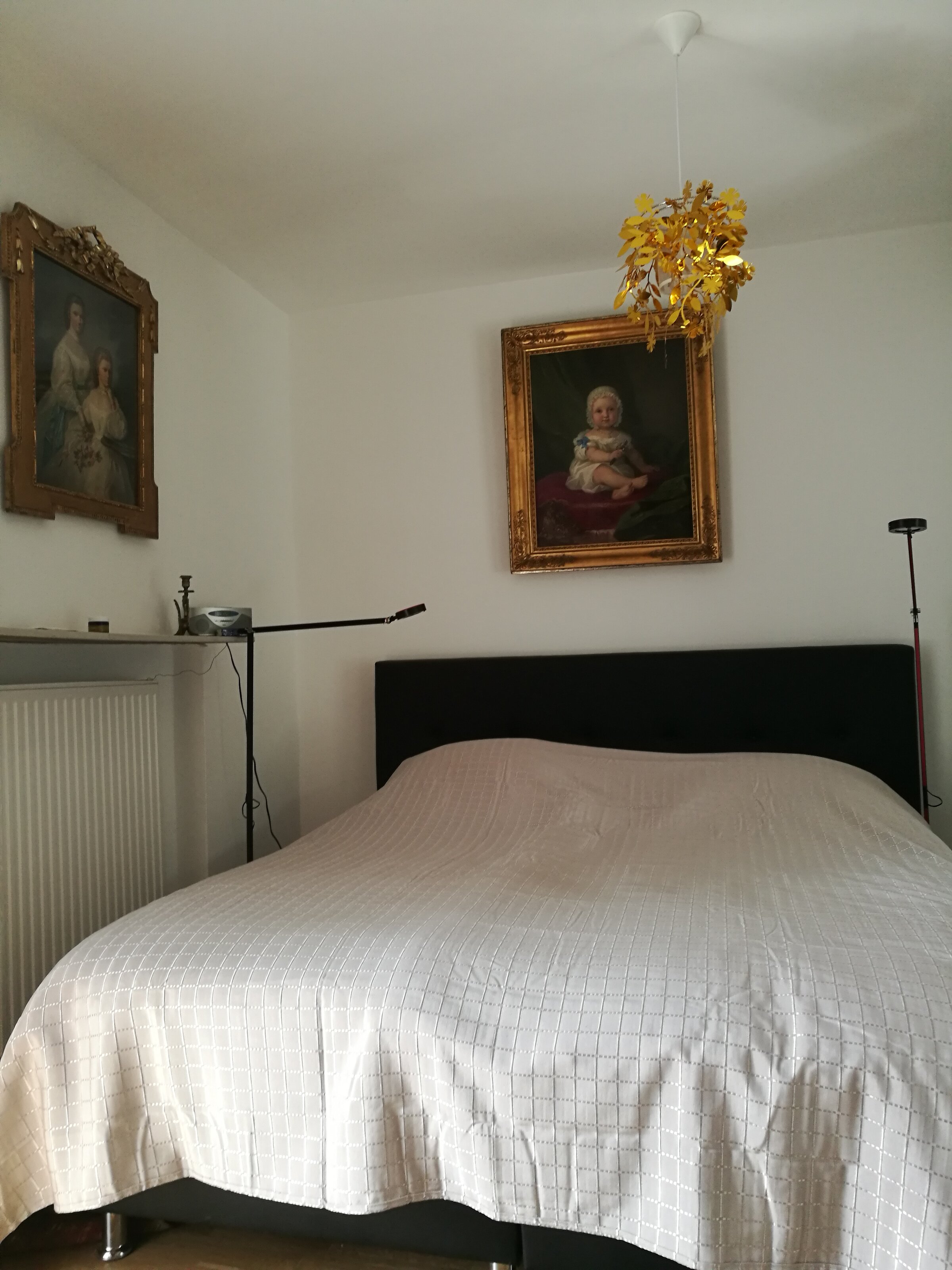 Schlafzimmer, anstelle meiner Urgroßmutter Paula Lodron wacht jetzt eine Venetianische Madonna aus dem späten 16.Jhd. über den Schlaf