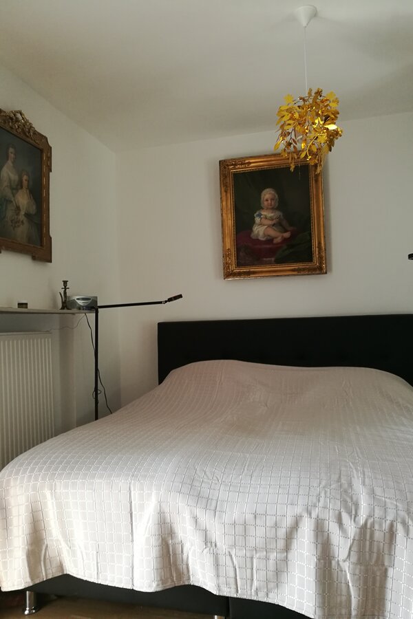 Schlafzimmer, anstelle meiner Urgroßmutter Paula Lodron wacht jetzt eine Venetianische Madonna aus dem späten 16.Jhd. über den Schlaf