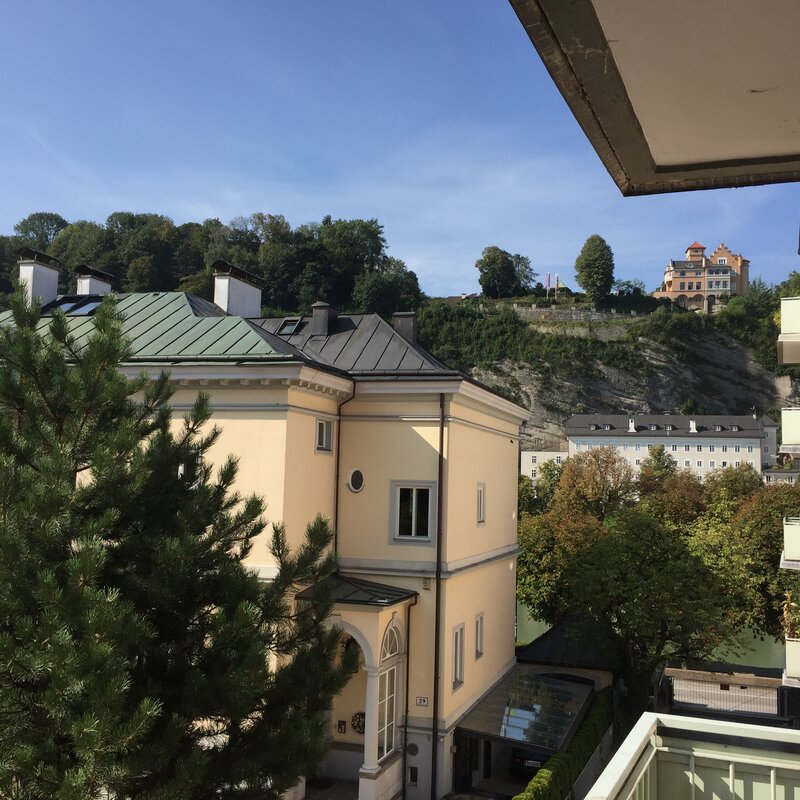 das ist der Blick von unserem Balkon zum Mönchsberg...