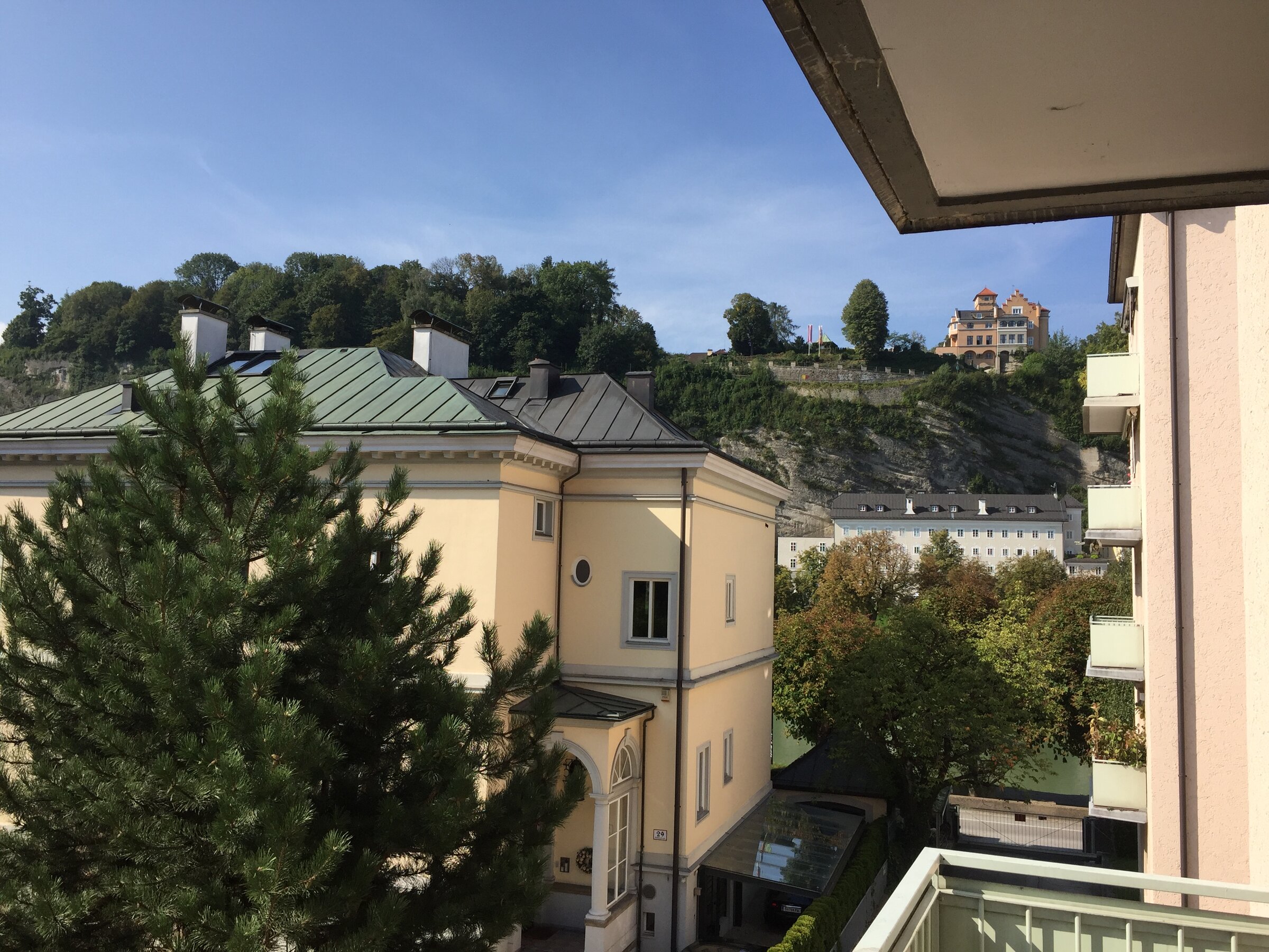das ist der Blick von unserem Balkon zum Mönchsberg...