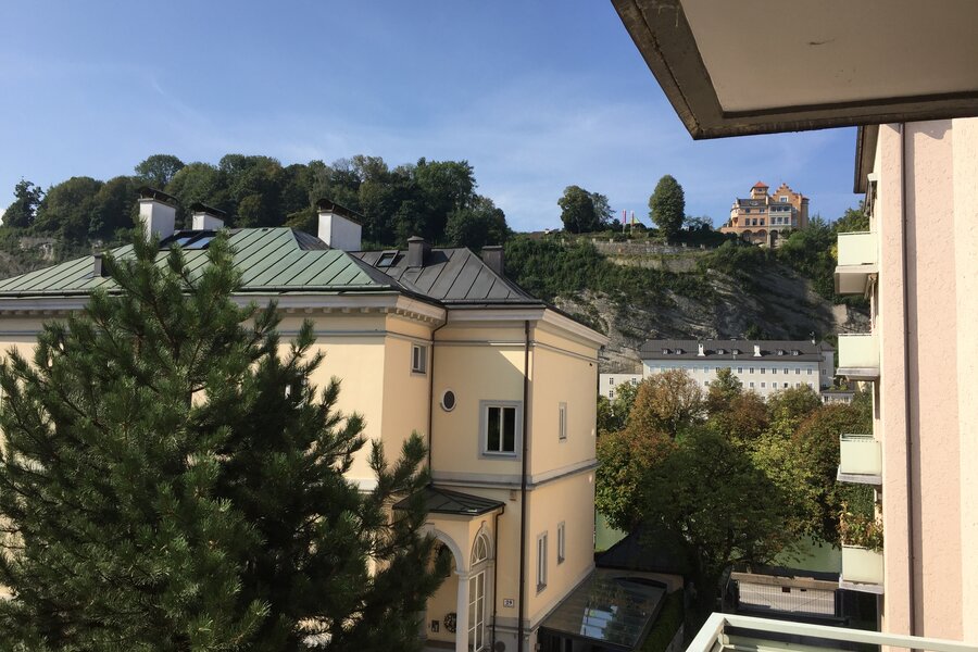 das ist der Blick von unserem Balkon zum Mönchsberg...