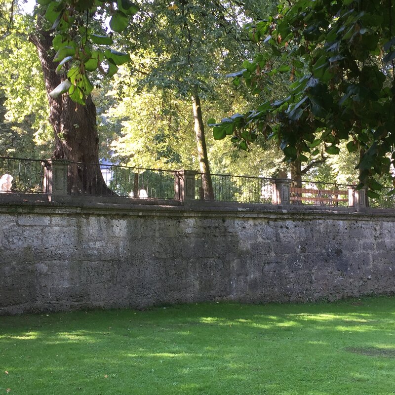 das ist der gegenüberliegende Zwergerlgarten und Mirabellgarten