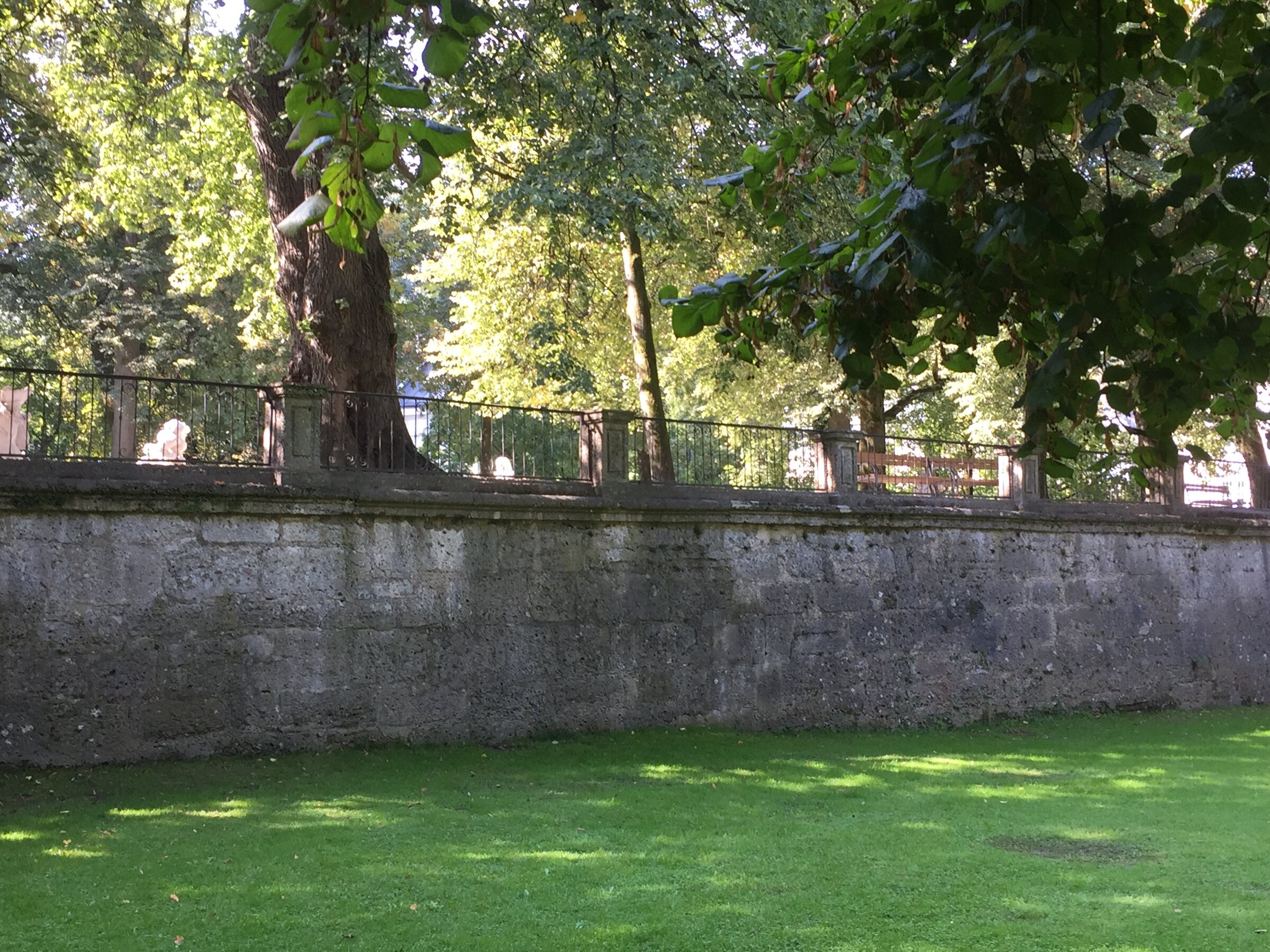 das ist der gegenüberliegende Zwergerlgarten und Mirabellgarten