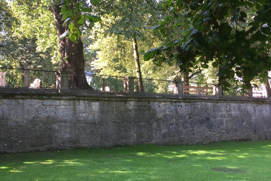 das ist der gegenüberliegende Zwergerlgarten und Mirabellgarten