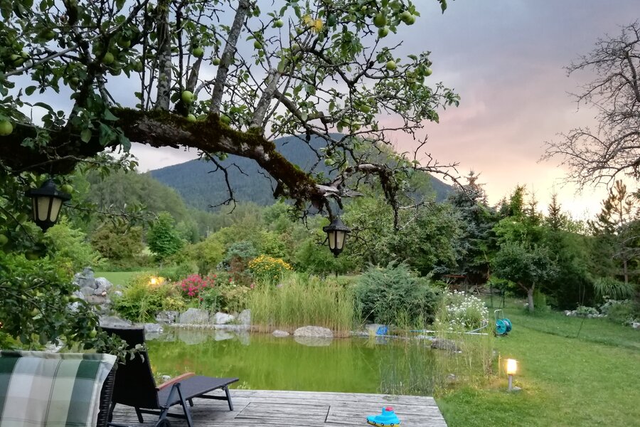 Idyllischer Gartenteich mit Bergblick – Landhaus Kurzzeitmiete Obsteig, Wohnen auf Zeit für 1 bis 6 Monate