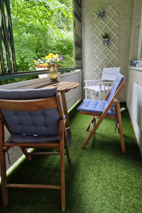 angenehmer Sitzplatz mit Blick ins Grüne