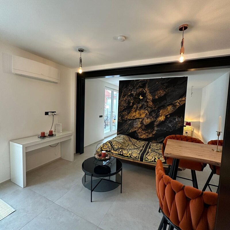 Wohnzimmer mit Esstisch und Couch 