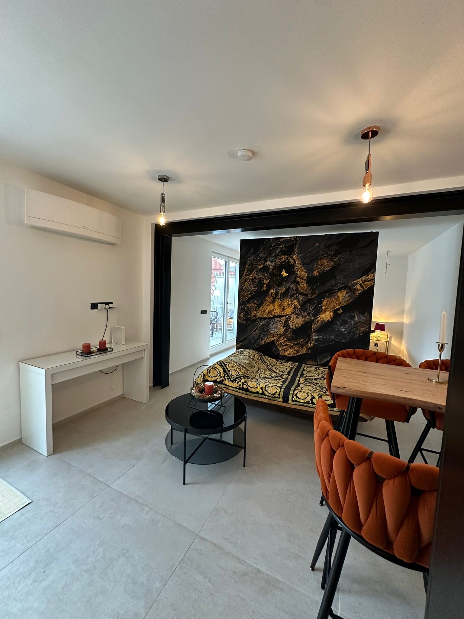 Wohnzimmer mit Esstisch und Couch 