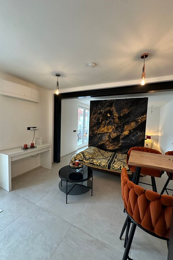 Wohnzimmer mit Esstisch und Couch 