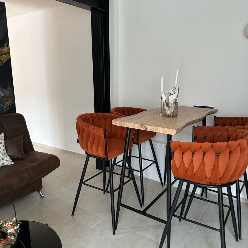 Moderner Hochtisch zum Speisen