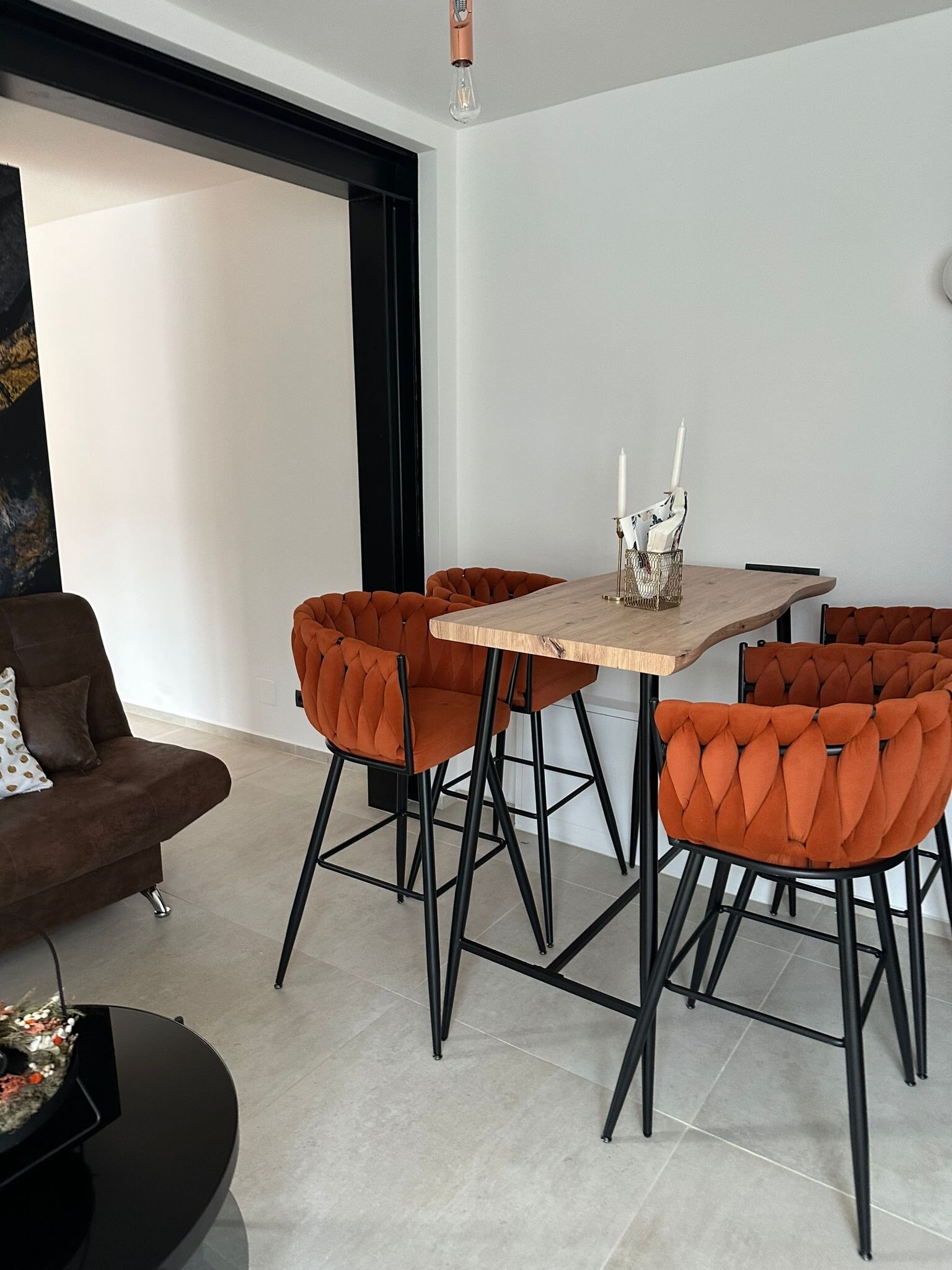 Moderner Hochtisch zum Speisen