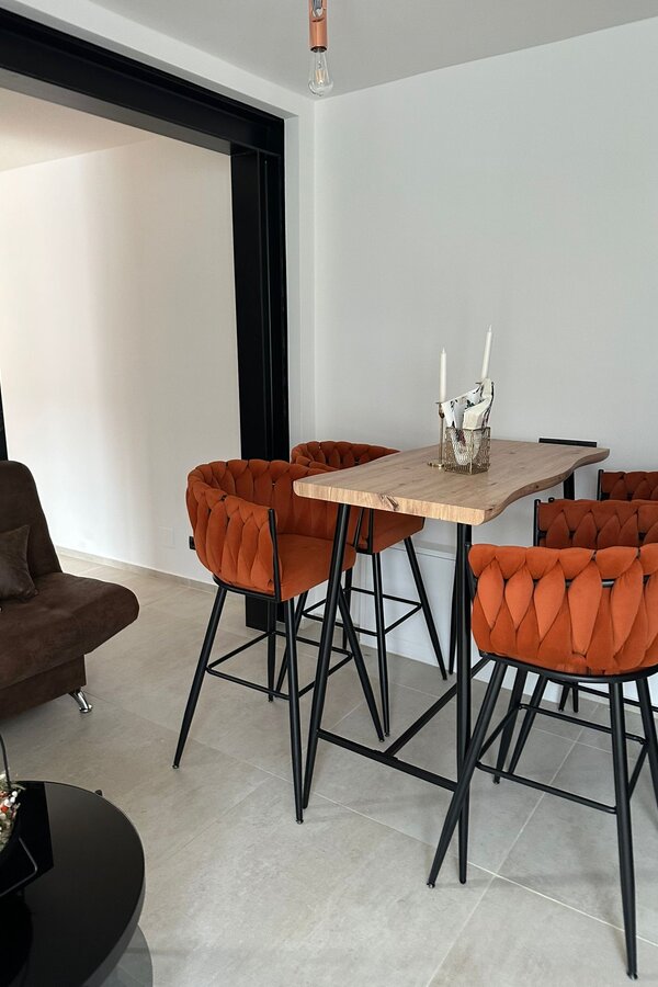 Moderner Hochtisch zum Speisen