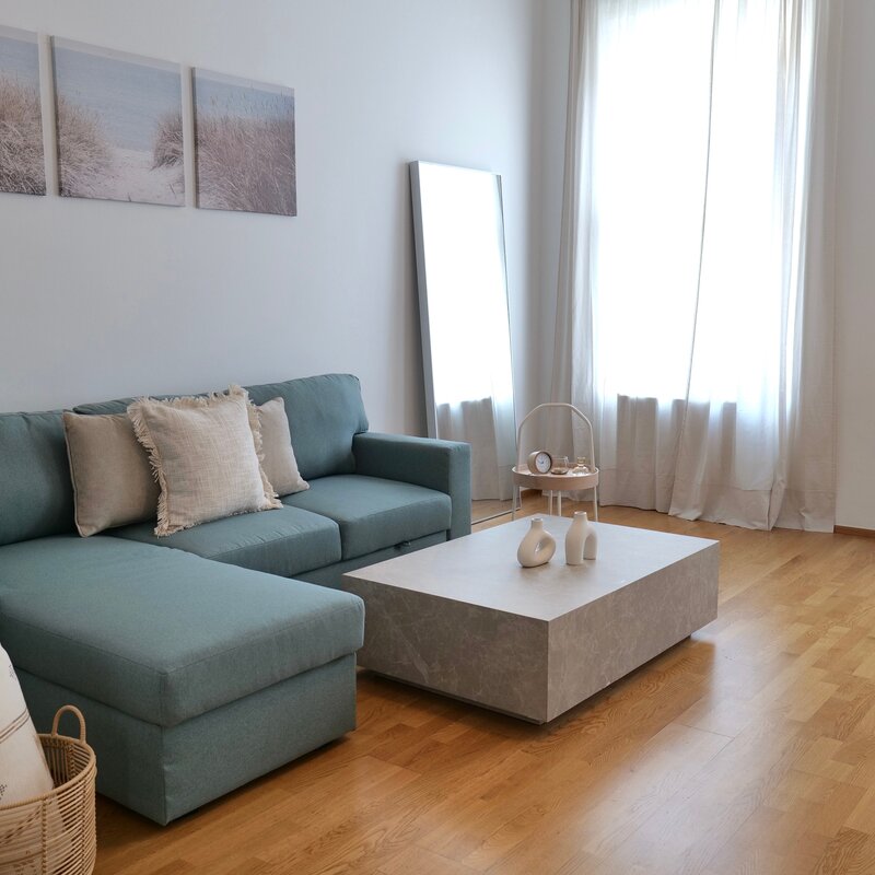 Helles Wohnzimmer mit Sofa & Naturholzboden – 3-Zimmer Wohnung, Kurzzeitmiete Wien, Wohnen auf Zeit für 1 bis 6 Monate