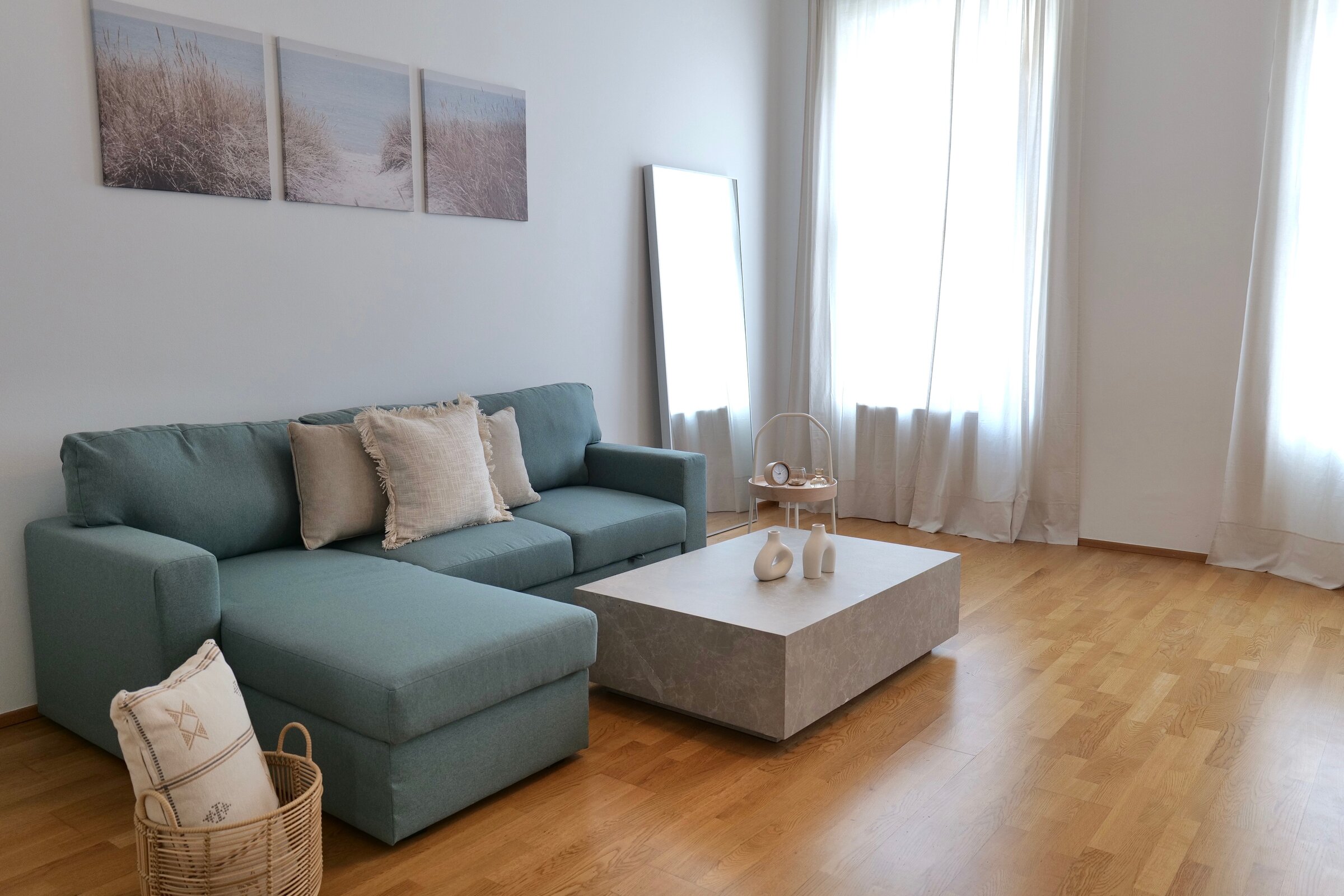 Helles Wohnzimmer mit Sofa & Naturholzboden – 3-Zimmer Wohnung, Kurzzeitmiete Wien, Wohnen auf Zeit für 1 bis 6 Monate