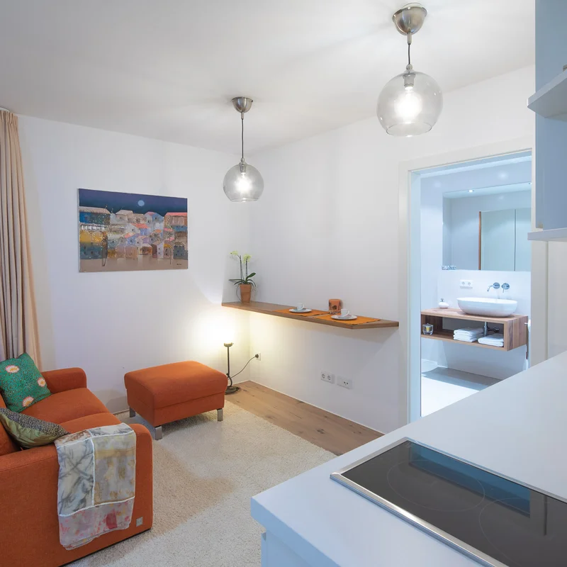 Blick vom Wohnzimmer ins Bad