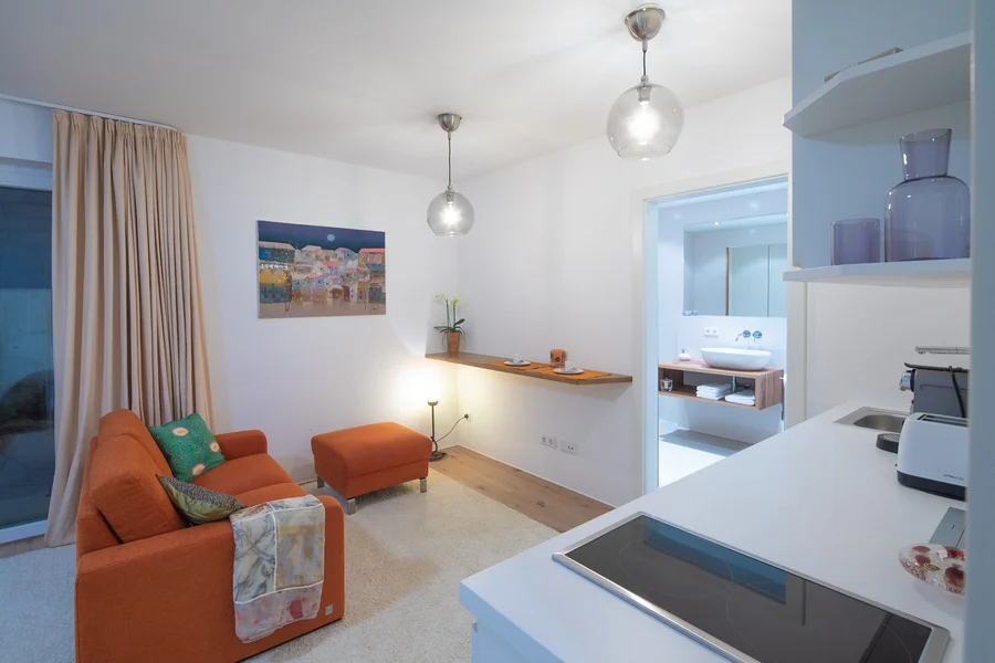 Blick vom Wohnzimmer ins Bad