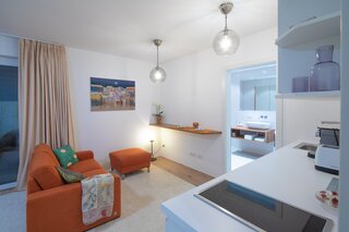 Blick vom Wohnzimmer ins Bad